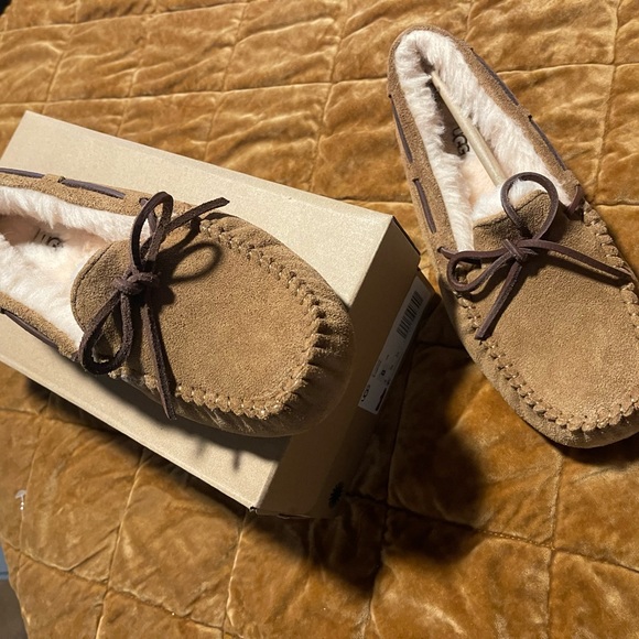 Ugg moccasin brand new in box - Picture 1 of 4